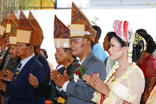 Brautpaar mit gefalteten Händen  Hochzeitszeremonie  Siantar  Batak Region  Sumatra  Indonesien  Asien