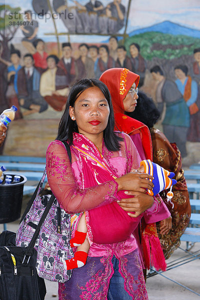 Mutter mit Kind im Tragetuch  Gäste einer Hochzeitszeremonie  Siantar  Batak Region  Sumatra  Indonesien  Asien