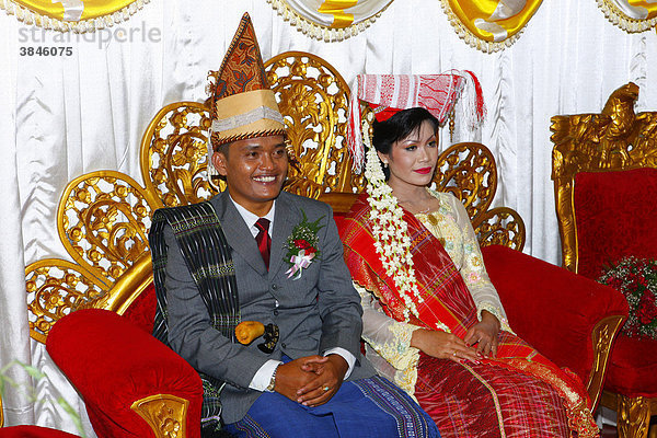 Brautpaar auf Hochzeitsthron  Hochzeitszeremonie  Siantar  Batak Region  Sumatra  Indonesien  Asien