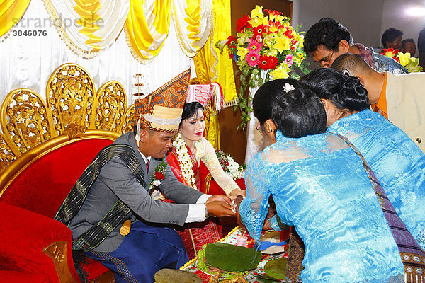 Brautpaar werden Speisen gereicht  Hochzeitszeremonie  Siantar  Batak Region  Sumatra  Indonesien  Asien