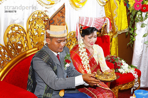 Brautpaar mit Speisen  Hochzeitszeremonie  Siantar  Batak Region  Sumatra  Indonesien  Asien