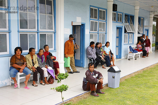 Patienten warten auf Behandlung  Krankenhaus  Balinge  Batak Region  Sumatra  Indonesien  Asien