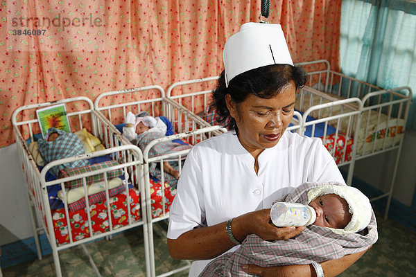 Krankenschwester füttert Säugling  Säuglingsstation  Krankenhaus  Balinge  Batak Region  Sumatra  Indonesien  Asien