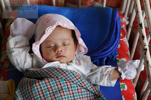Ein Wickelkind  Säuglingsstation  Krankenhaus  Balinge  Batak Region  Sumatra  Indonesien  Asien