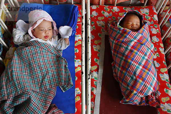 Zwei Wickelkinder  Säuglingsstation  Krankenhaus  Balinge  Batak Region  Sumatra  Indonesien  Asien