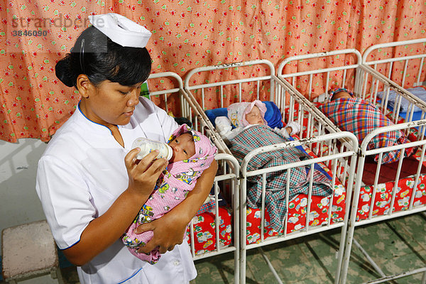 Krankenschwester füttert ein Wickelkind  Säuglingsstation  Krankenhaus  Balinge  Batak Region  Sumatra  Indonesien  Asien