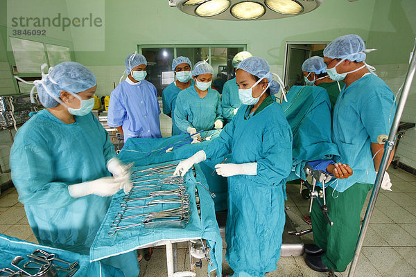 Skalpelle werden für die OP vorbereitet  Krankenhaus  Balinge  Batak Region  Sumatra  Indonesien  Asien