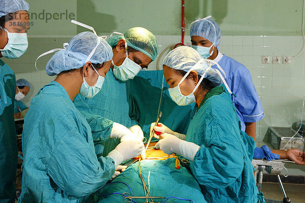 Durchführung einer Operation  Krankenhaus  Balinge  Batak Region  Sumatra  Indonesien  Asien