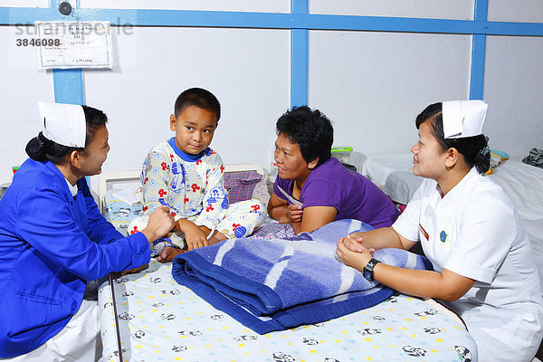 Junge im Krankenbett  Krankenpflege  Krankenhaus  Balinge  Batak Region  Sumatra  Indonesien  Asien