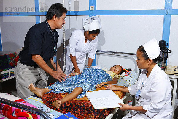 Arztvisite  Mädchen im Krankenbett  Krankenhaus  Balinge  Batak Region  Sumatra  Indonesien  Asien