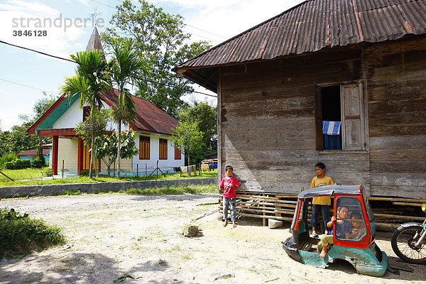Kinder vor der Kirche  Sipirok  erste Missionsstation auf Sumatra  Indonesien  Asien