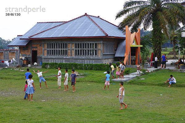 Kinder spielen auf dem Sportplatz  Kinderheim Margaritha  Marihat  Batak Region  Sumatra  Indonesien  Asien