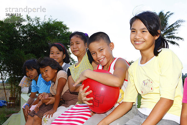 Kindergruppe mit Luftballon  Kinderheim Margaritha  Marihat  Batak Region  Sumatra  Indonesien  Asien