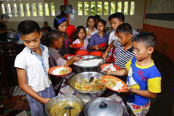 Kinder beim Austeilen von Speisen  Kinderheim Margaritha  Marihat  Batak Region  Sumatra  Indonesien  Asien