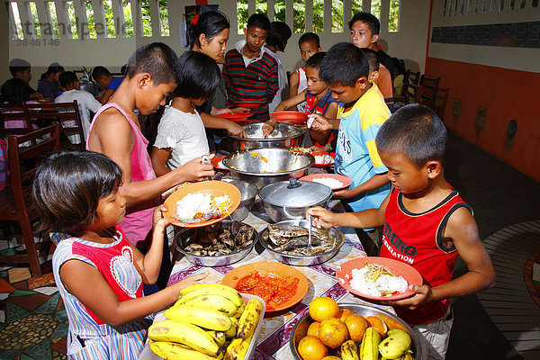 Kinder beim Austeilen von Speisen  Kinderheim Margaritha  Marihat  Batak Region  Sumatra  Indonesien  Asien
