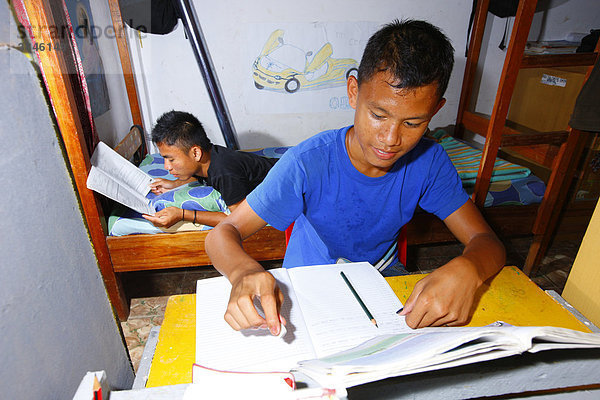 Zwei Jugendliche lernen in Schlafraum  Kinderheim Margaritha  Marihat  Batak Region  Sumatra  Indonesien  Asien
