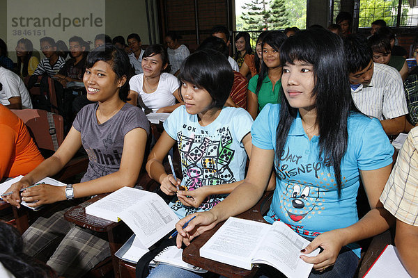 Studenten in der Vorlesung  Dr. Nommensen Universität  Medan  Sumatra  Indonesien  Asien