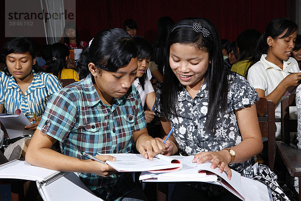 Studenten in der Vorlesung  an der Dr. Nommensen Universität  Medan  Sumatra  Indonesien  Asien