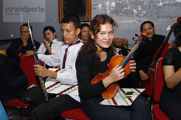 Studenten während eines Musikwettbewerbs  Dr. Nommensen Universität  Medan  Sumatra  Indonesien  Asien