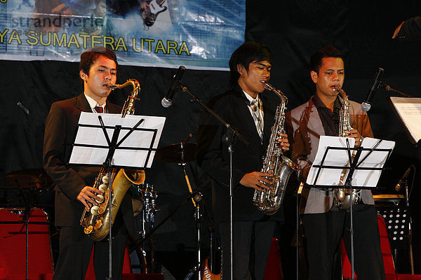 Studenten während eines Musikwettbewerbs  Dr. Nommensen Universität  Medan  Sumatra  Indonesien  Asien