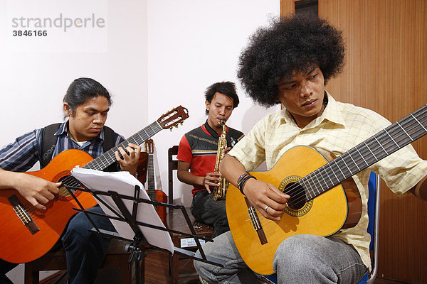 Studenten lernen Gitarre  Dr. Nommensen Universität  Medan  Sumatra  Indonesien  Asien