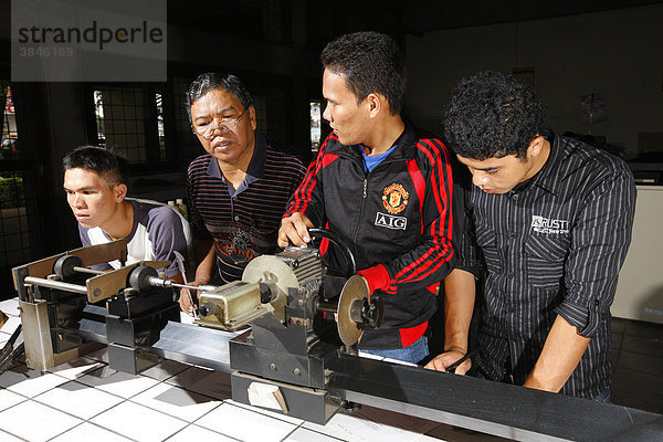 Studenten im Technikraum  Dr. Nommensen Universität  Medan  Sumatra  Indonesien  Asien