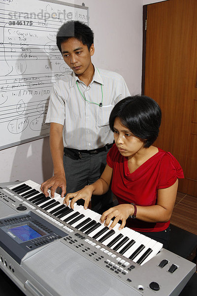 Studentin lernt Keyboard  Dr. Nommensen Universität  Medan  Sumatra  Indonesien  Asien
