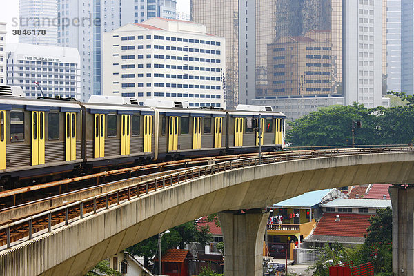 S-Bahn fährt über die Altstadt  Masjid Jamek Station  Kuala Lumpur  Malaysia  Asien