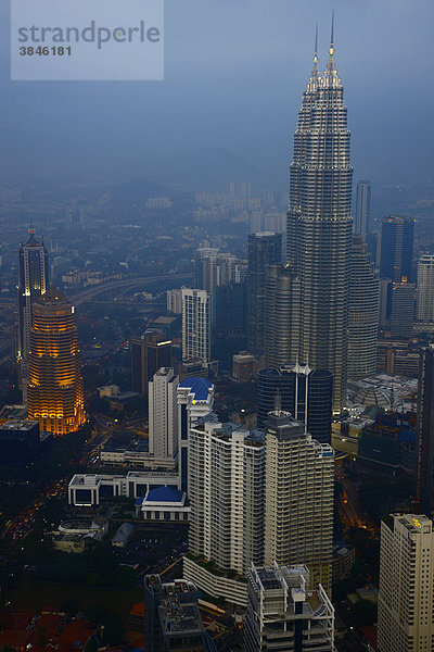 Petronas Twin Towers in der Abenddämmerung  Kuala Lumpur  Malaysia  Asien
