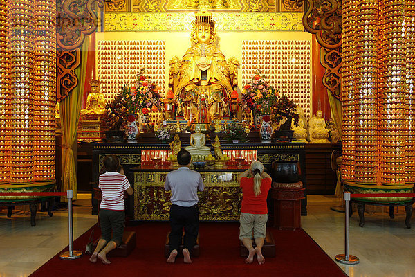 Betende vor der Schutzgöttin  chinesischer Thean Hou Tempel  Kuala Lumpur  Malaysia  Asien