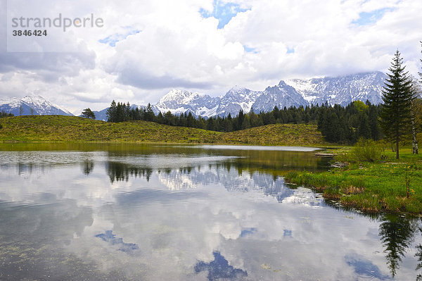 Wildensee  hinten das Estergebirge mit Heimgarten und Herzogstand  Karwendelgebirge  Mittenwald  Werdenfelser Land  Oberbayern  Bayern  Deutschland  Europa