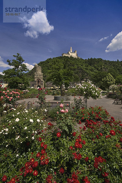 Marksburg zu Braubach  Blick vom Park mit Kriegerdenkmal auf die Burg  romantisches Rheintal  UNESCO Welterbe Oberes Mittelrheintal  Rheinland-Pfalz  Deutschland  Europa