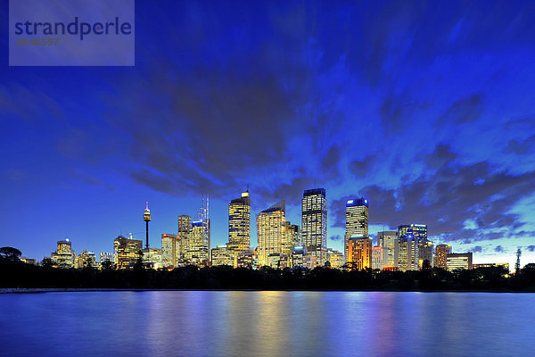 Skyline  TV Tower  Central Business District  Nachtaufnahme  Sydney  New South Wales  Australien