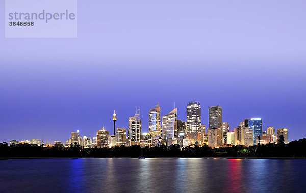 Skyline  TV Tower  Central Business District  Nebelstimmung  Nachtaufnahme  Sydney  New South Wales  Australien