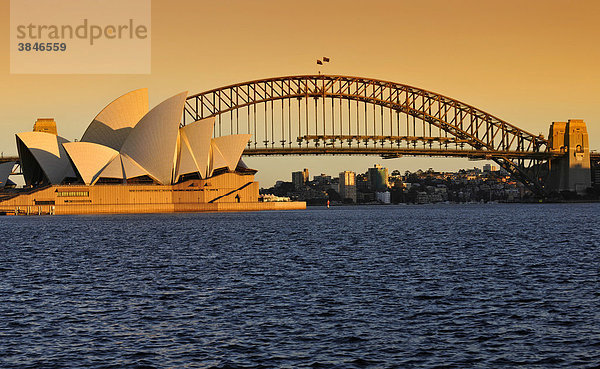 Sydney Opera House  Opernhaus  Sydney Harbour Bridge  bei Sonnenaufgang  Sydney  New South Wales  Australien