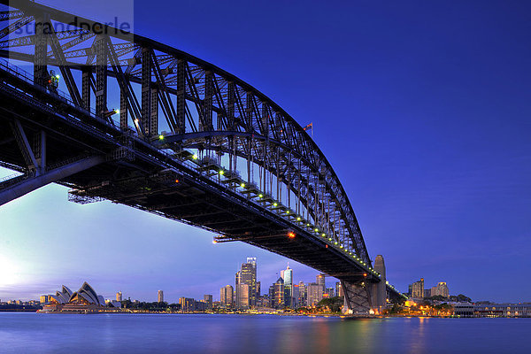 Sydney Opera House  Opernhaus  Sydney Harbour Bridge  Nachtaufnahme  Sydney  New South Wales  Australien