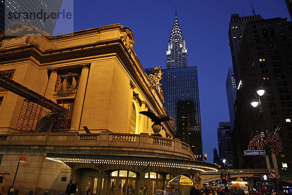 Nachtaufnahme  links Grand Central Station  hinten das Chrysler Building  Manhattan  New York City  New York  USA