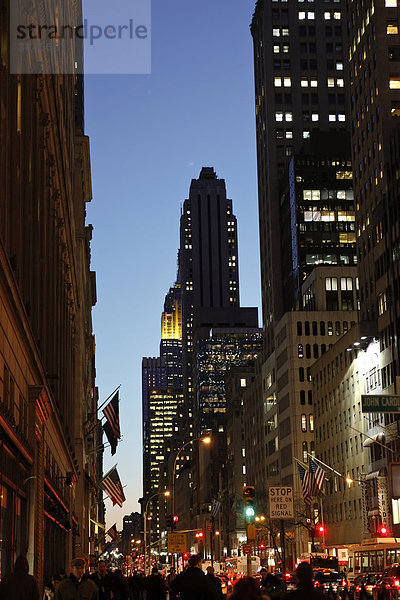 Nachtaufnahme in Manhattan  New York City  New York  USA
