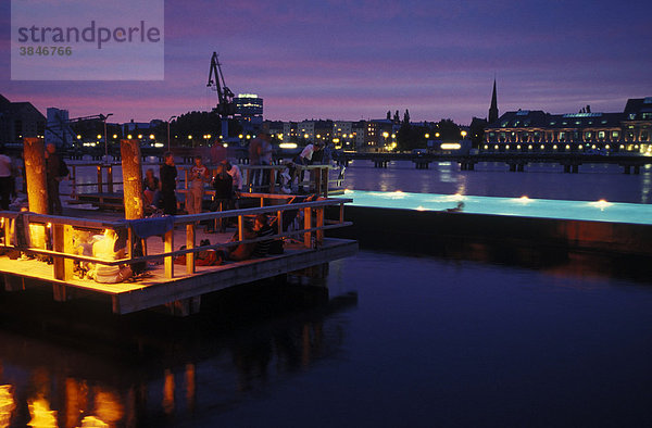 Badeschiff an der Arena mit Osthafen  Kreuzberg  Treptow  Berlin  Deutschland  Europa