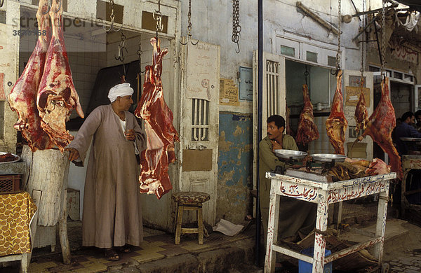 Metzger mit Kamelfleisch  Metzgerei  Bazar in Assuan  Ägypten  Nordafrika  Afrika