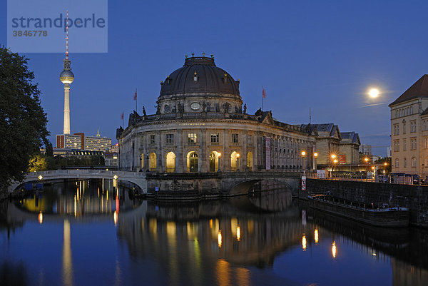 Bode-Museum  Fernsehturm und Mond  Nachtaufnahme  Museumsinsel  Weltkulturerbe der UNESCO  Berlin  Deutschland  Europa