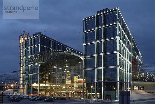 Berlin Hauptbahnhof vom Architekturbüro Gerkan  Marg und Partner  Südeingang mit Washingtonplatz  Tiergarten  Berlin  Deutschland  Europa