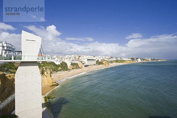 Stadtansicht mit Strand und Turm Elevador do Peneco  Albufeira  Algarve  Portugal  Europa