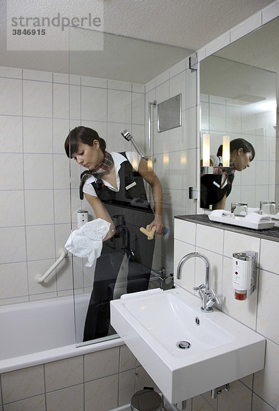 Auszubildende zur Hotelfachfrau arbeitet in einem Hotel  Zimmerservice  Essen  Nordrhein-Westfalen  Deutschland  Europa