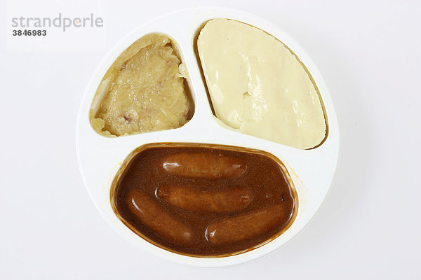 Fertiggericht in Plastikverpackung  vorgekocht  portioniert für eine Person  Rostbratwürstchen in Bratensauce mit Sauerkraut und Kartoffelpüree