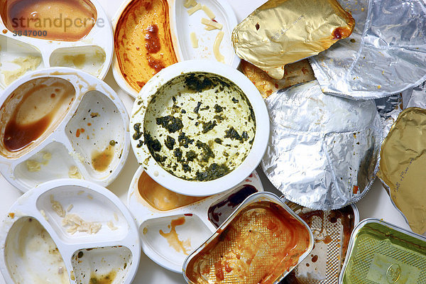 Verpackungsreste von Fertigmahlzeiten  Fertiggerichte  Convenience Food  Plastik und Aluminium Müll