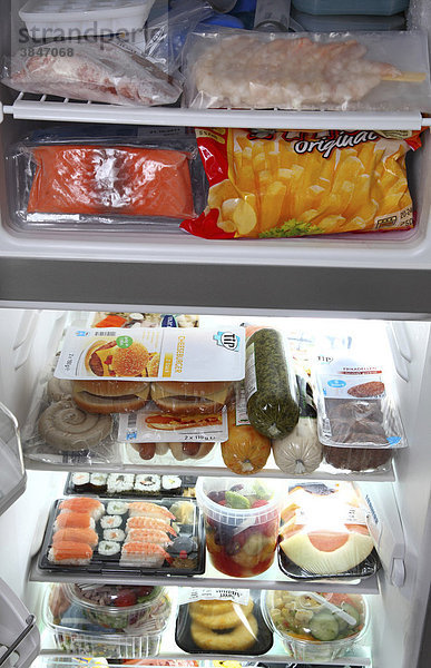 Verschiedene Fertiggerichte in Kühlschrank