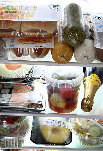 Verschiedene Fertiggerichte in Kühlschrank