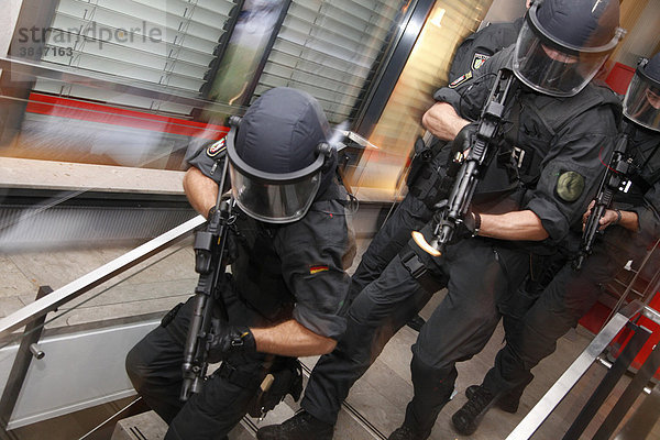 Einsatzübung eines Spezialeinsatzkommandos  SEK  der Polizei  geprobt wird der Zugriff auf Täter bei der Geiselnahme nach einem Banküberfall  Nordrhein-Westfalen  Deutschland  Europa