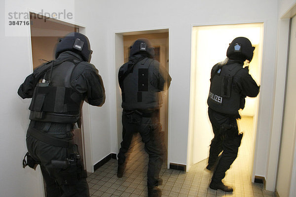 Einsatzübung eines Spezialeinsatzkommandos  SEK  der Polizei  geprobt wird der Zugriff auf Täter bei der Geiselnahme nach einem Banküberfall  Nordrhein-Westfalen  Deutschland  Europa